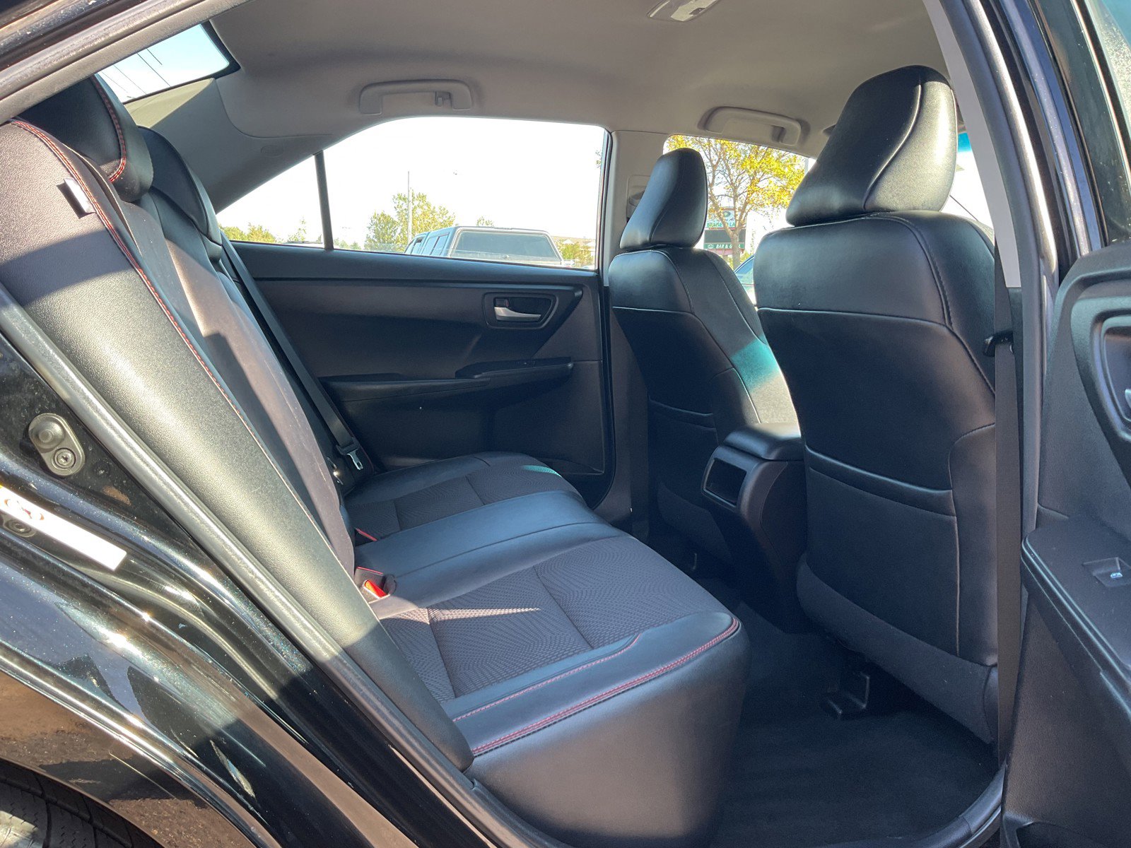 2016 Toyota Camry SE photo 13