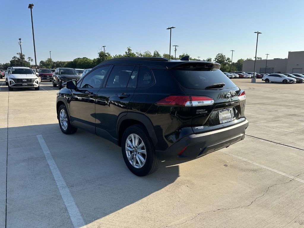 2022 Toyota Corolla Cross LE photo 3