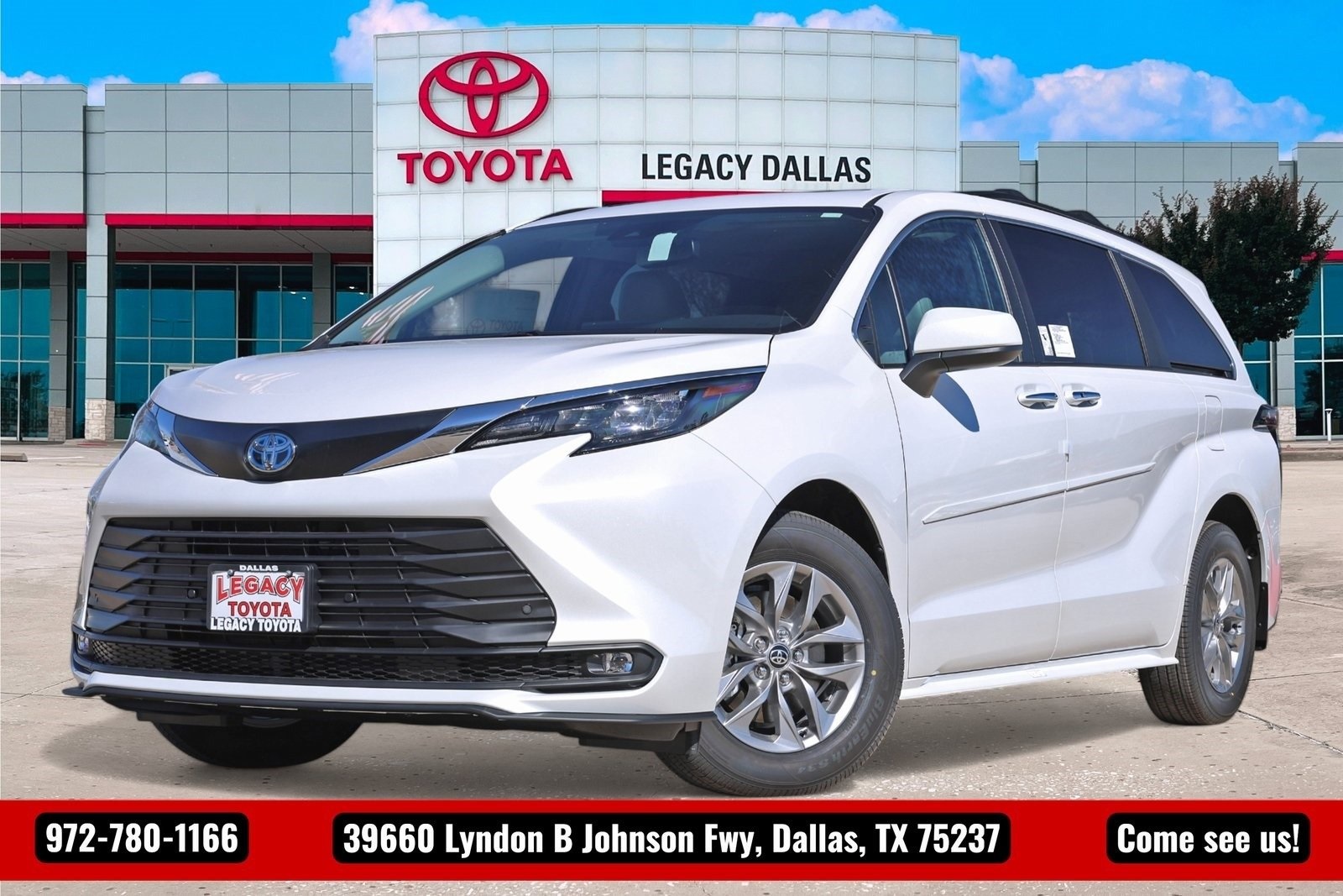 2025 Toyota Sienna XLE's photo