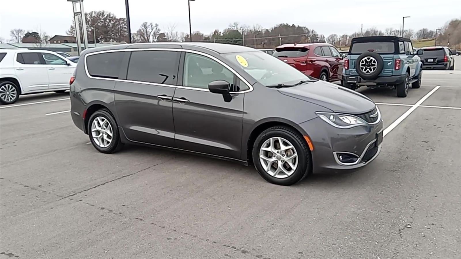 Used 2017 Chrysler Pacifica Touring Plus with VIN 2C4RC1BG1HR844452 for sale in Kansas City