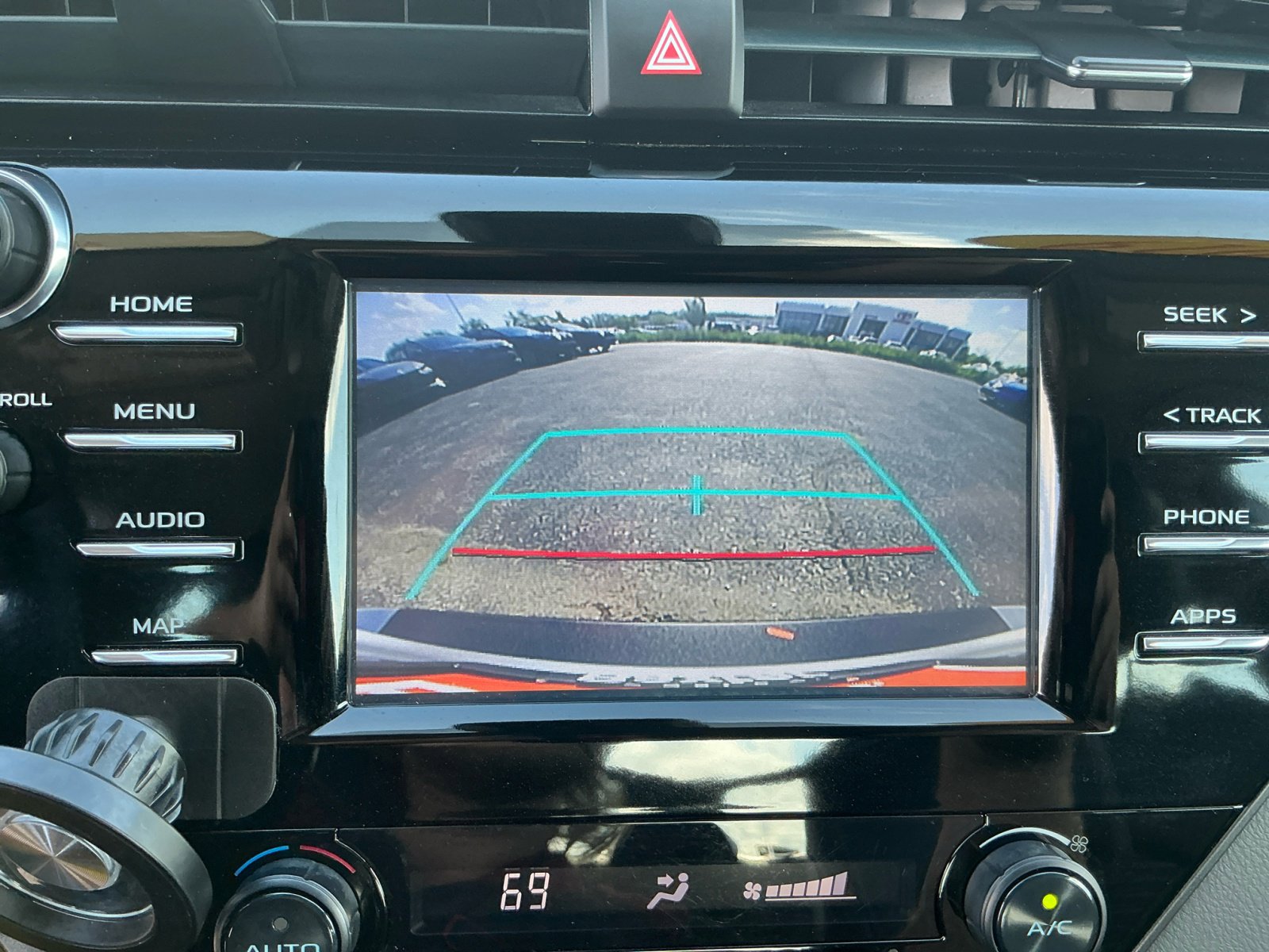 2019 Toyota Camry SE photo 19