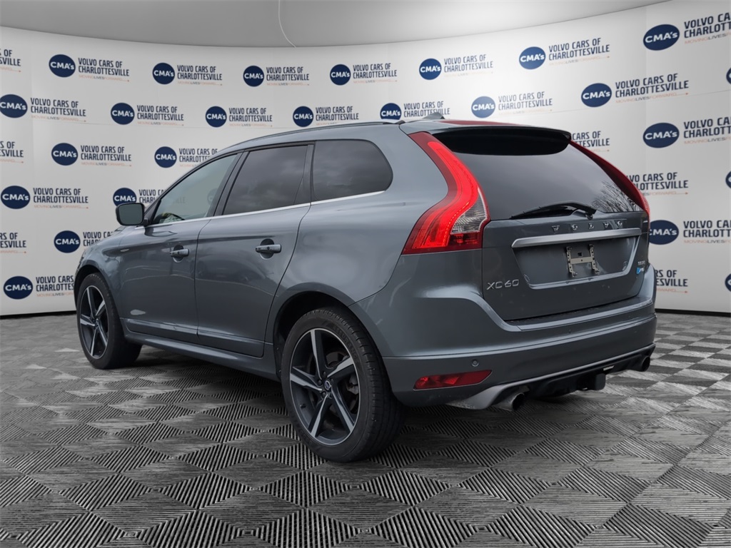 2016 Volvo XC60 T6 R-Design Platinum photo 3
