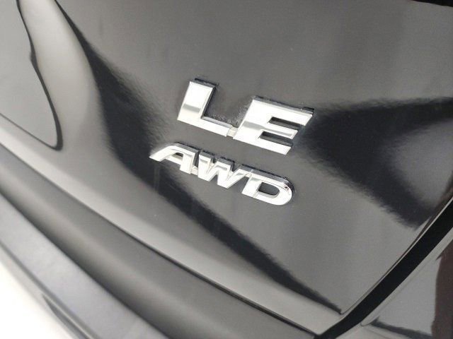 2022 Toyota RAV4 LE photo 8