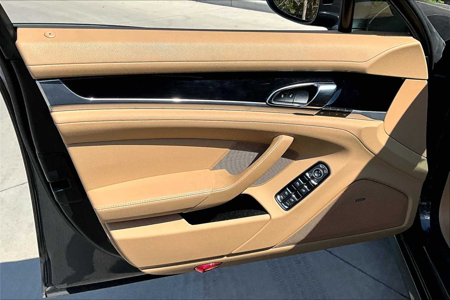 2016 Porsche Panamera S photo 19