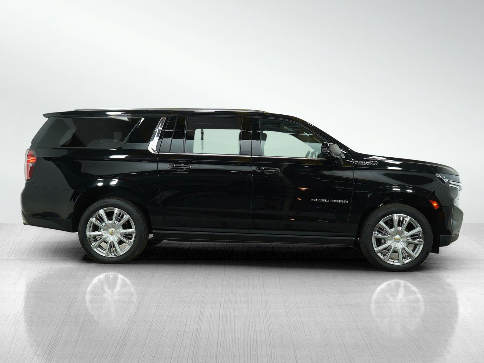 2024 Chevrolet Suburban High Country photo 5