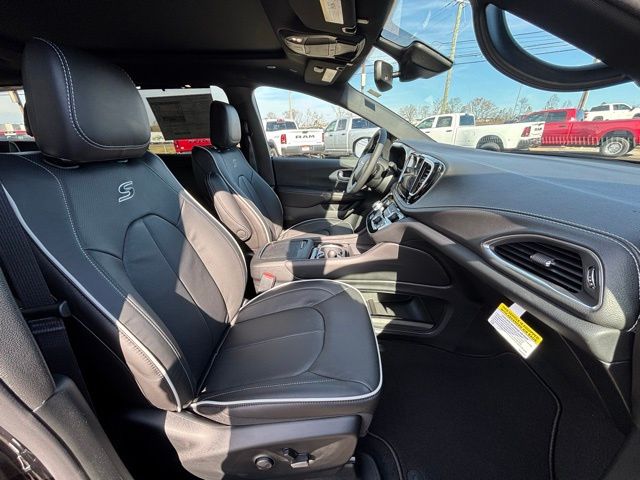 2026 Chrysler Pacifica Limited photo 4