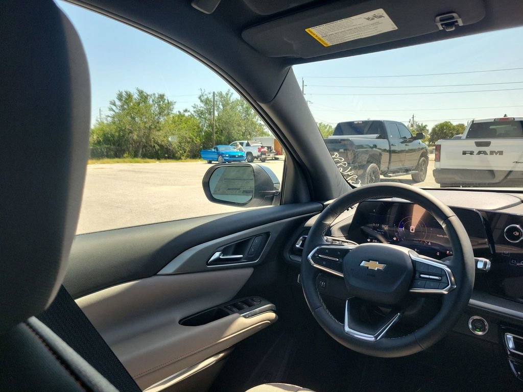 2025 Chevrolet Traverse photo 14