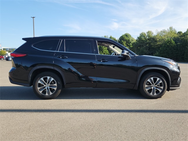 2021 Toyota Highlander XLE photo 2