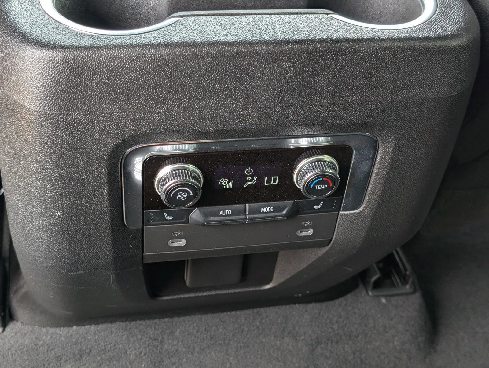 2022 Gmc Yukon SLT photo 32