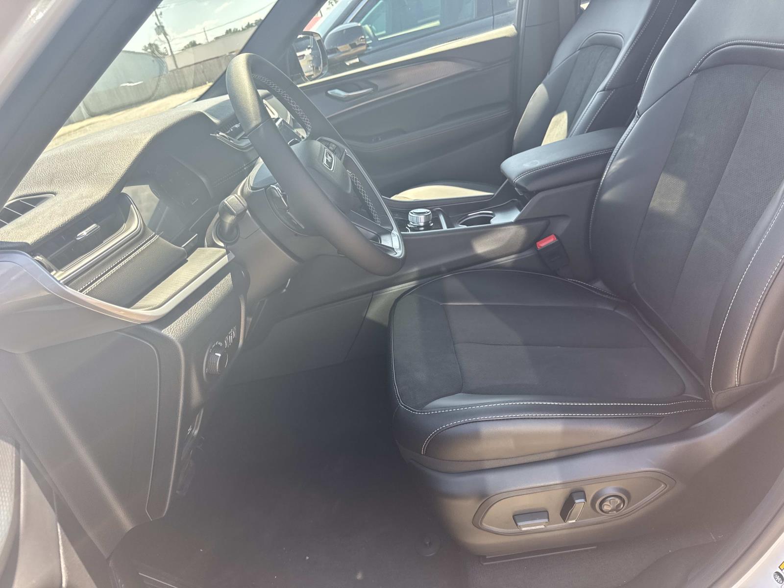 2025 Jeep Grand Cherokee Altitude photo 7