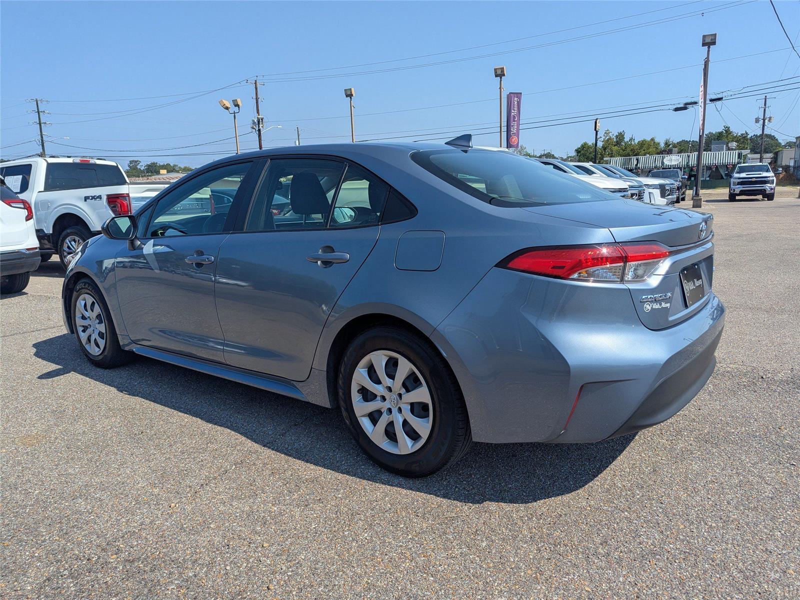 2023 Toyota Corolla LE photo 3