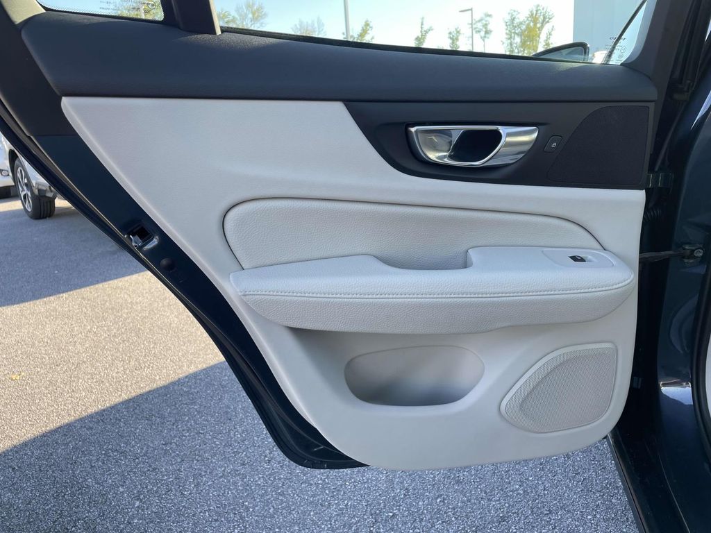 2020 Volvo V60 T5 Momentum photo 2