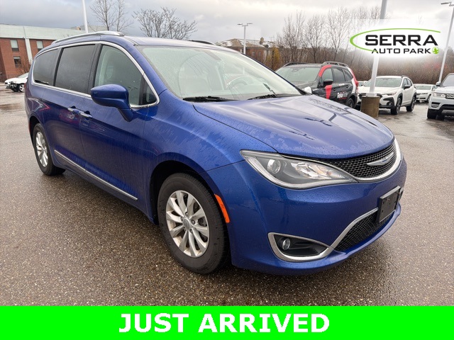 2018 Chrysler Pacifica Touring L photo 2