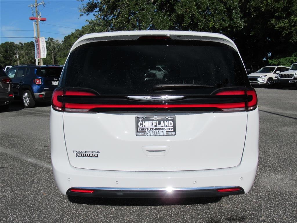 2023 Chrysler Pacifica Touring L photo 5