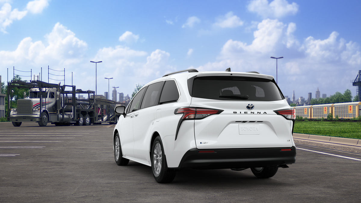 2025 Toyota Sienna LE photo 7