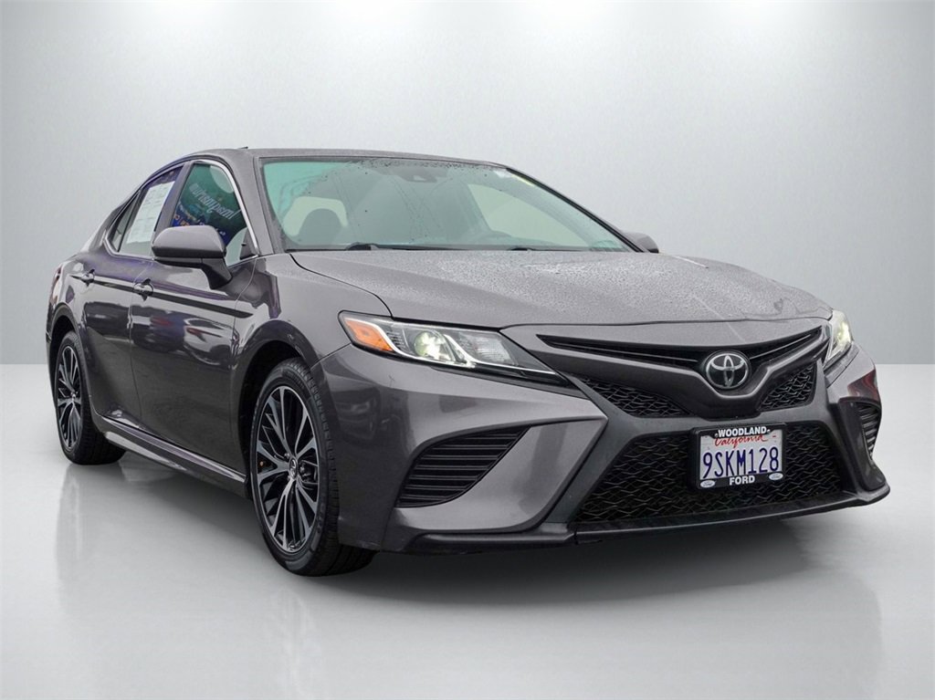 2020 Toyota Camry SE's photo