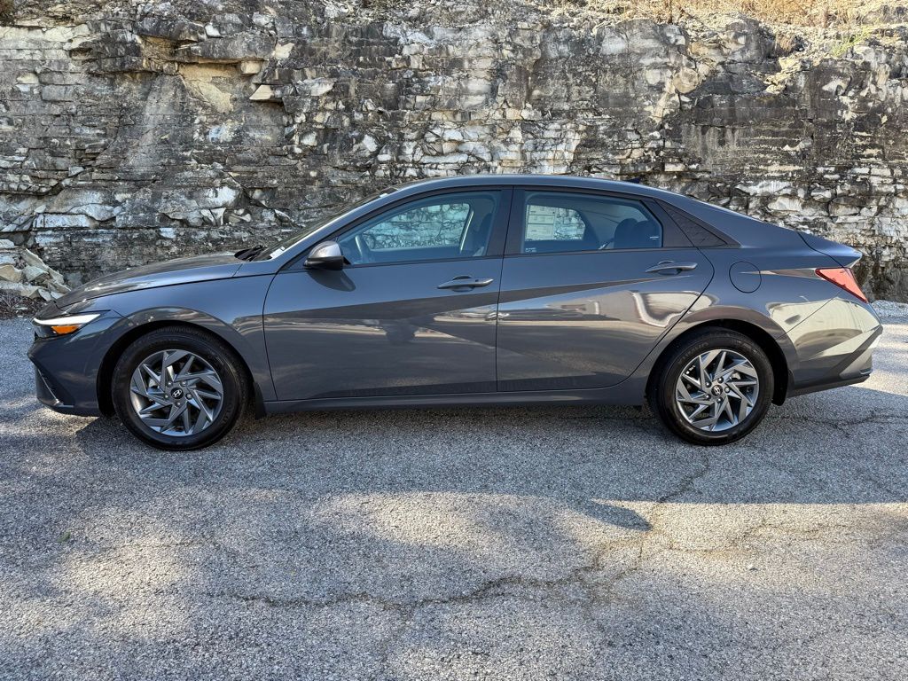 2024 Hyundai Elantra SEL photo 2