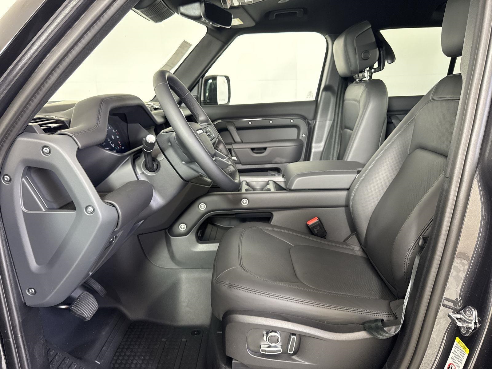 2025 Land Rover Defender 130 X-Dynamic SE photo 22