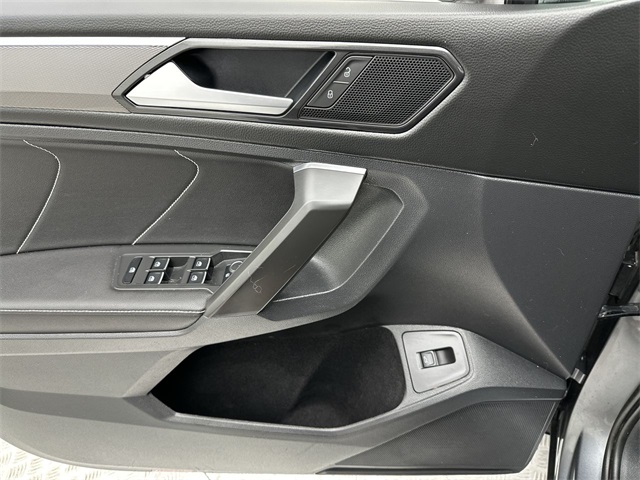 2022 Volkswagen Tiguan SE R-Line Black photo 5