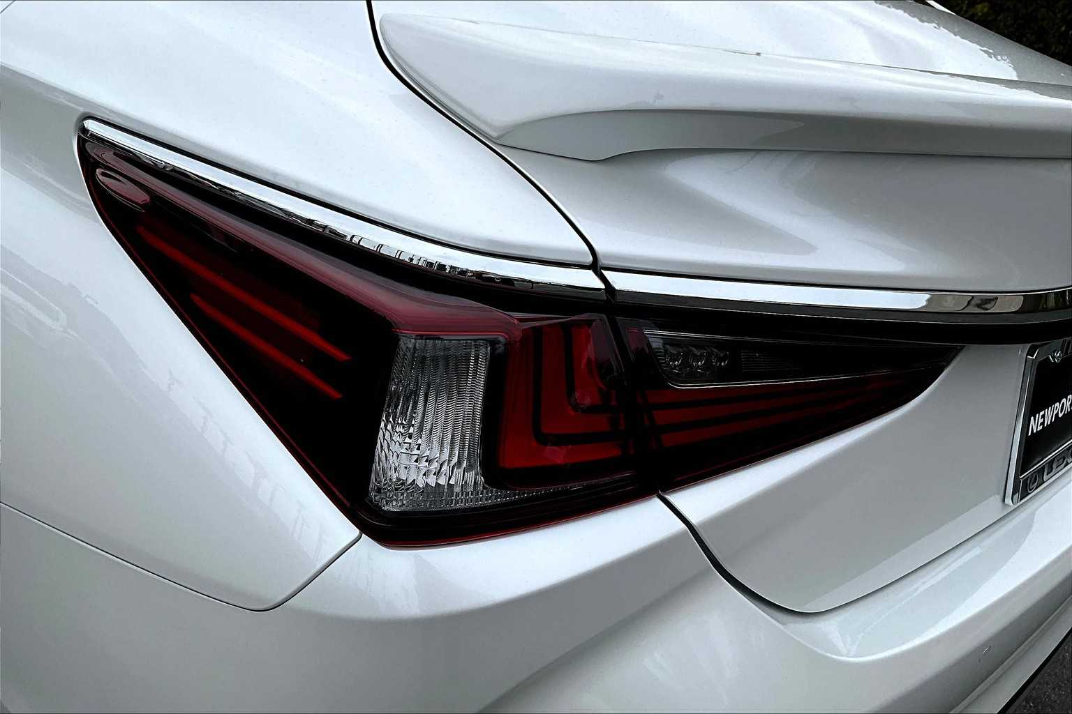 2025 Lexus ES 300h photo 11