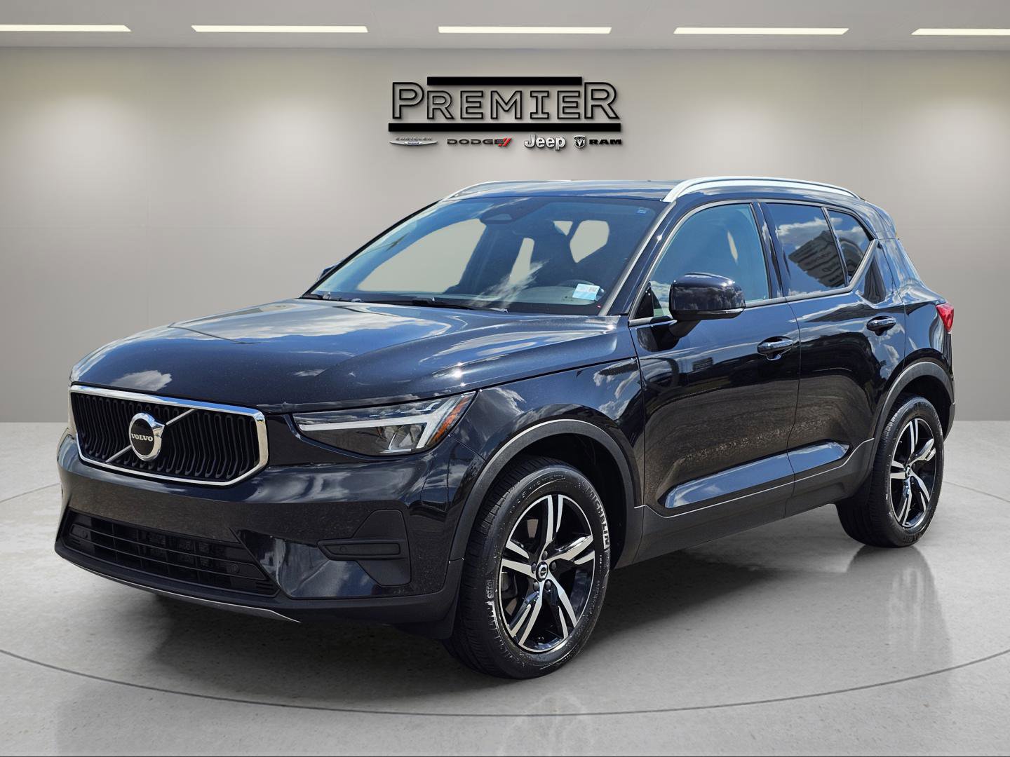 2023 Volvo XC40 Core's photo