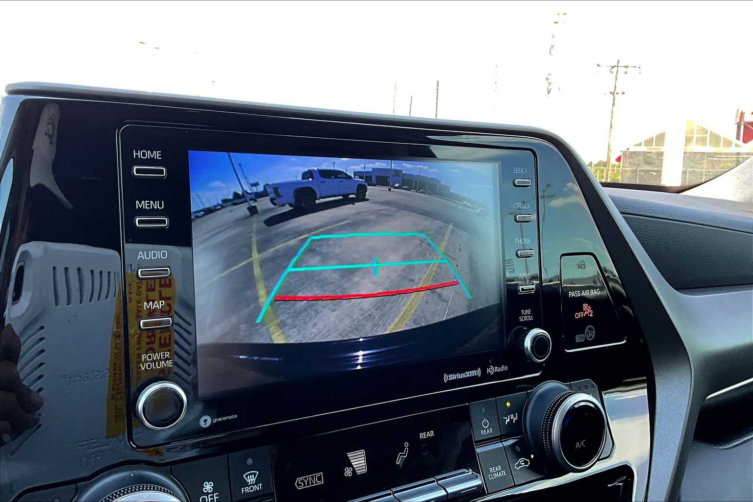 2021 Toyota Highlander XLE photo 25