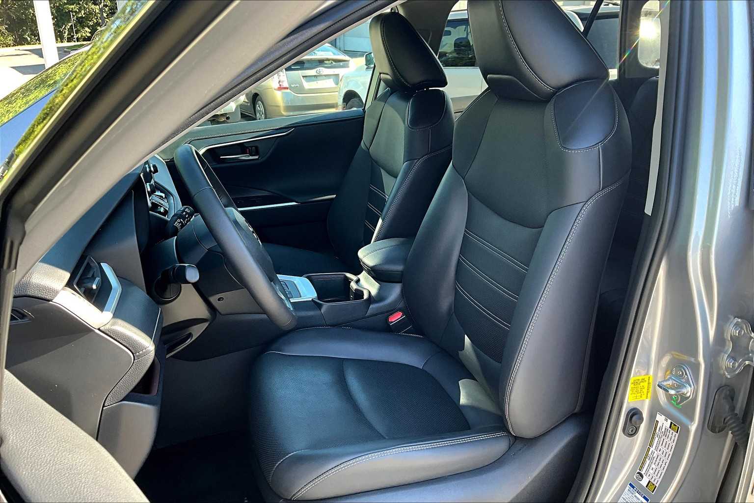 2022 Toyota RAV4 Limited photo 7