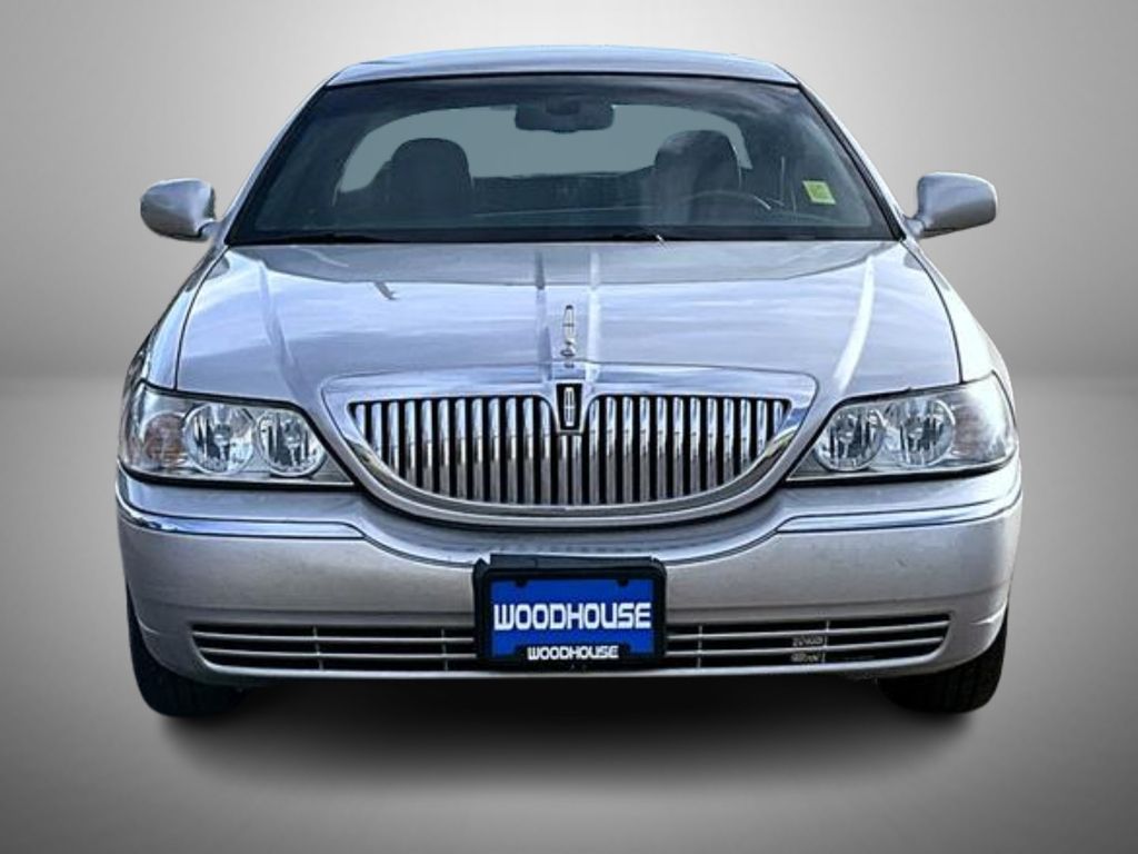 Used 2009 Lincoln Town Car Signature Limited with VIN 2LNHM82VX9X631704 for sale in Grand Island, NE