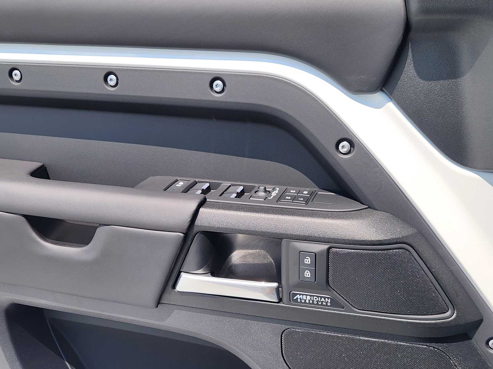 2025 Land Rover Defender 130 V8 photo 20