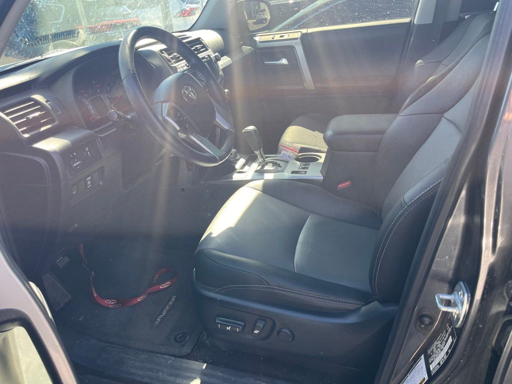 2018 Toyota 4Runner SR5 Premium photo 3