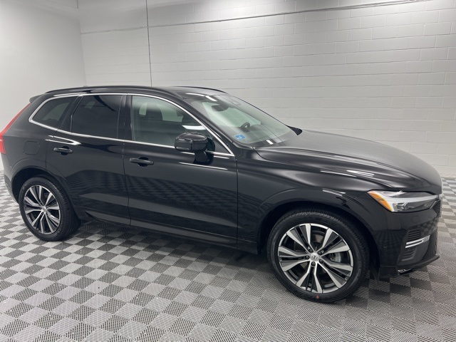 2022 Volvo XC60 B5 Momentum photo 4