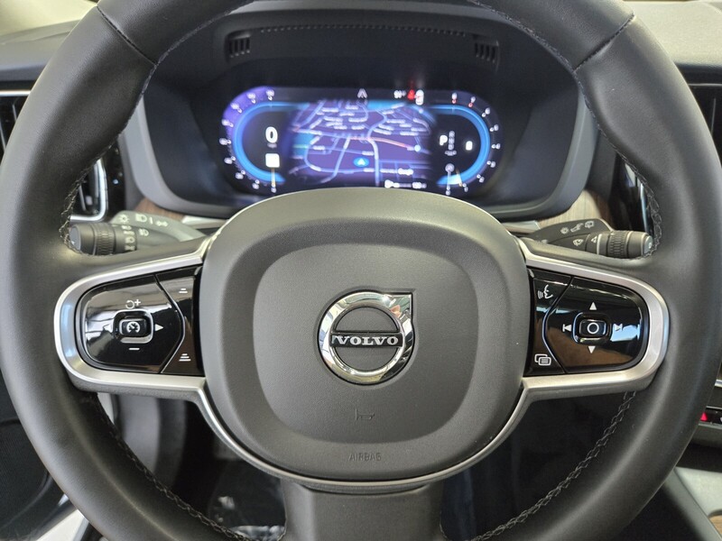 2023 Volvo XC60 B5 Plus photo 35
