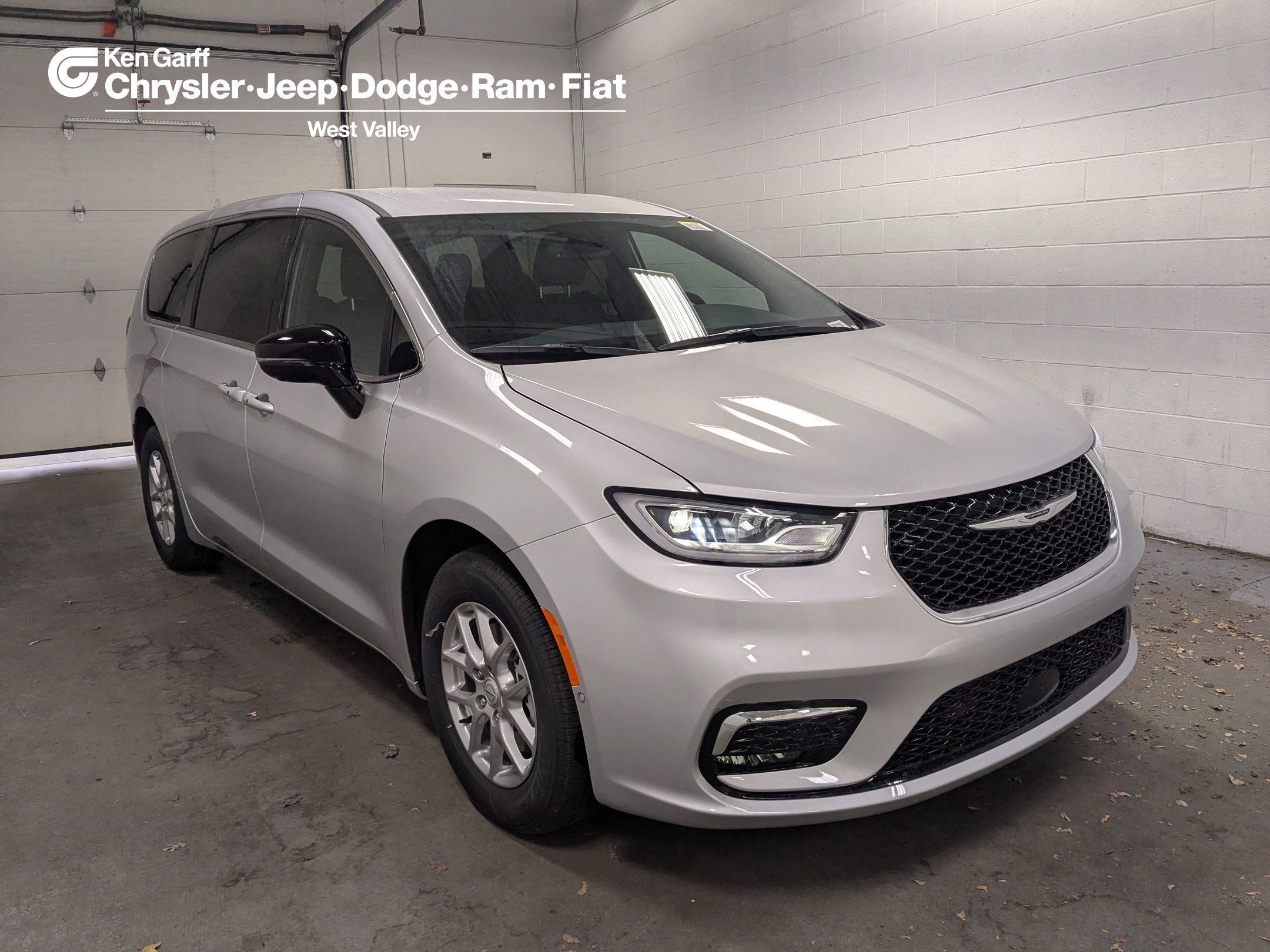 2026 Chrysler Pacifica Select's photo