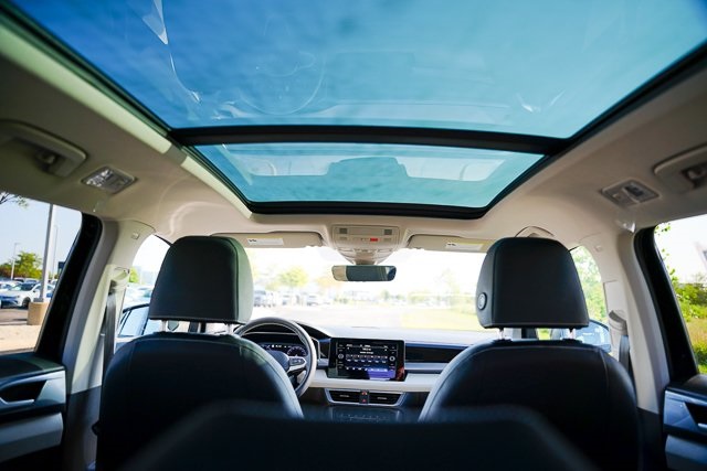 2025 Volkswagen Taos SEL photo 28
