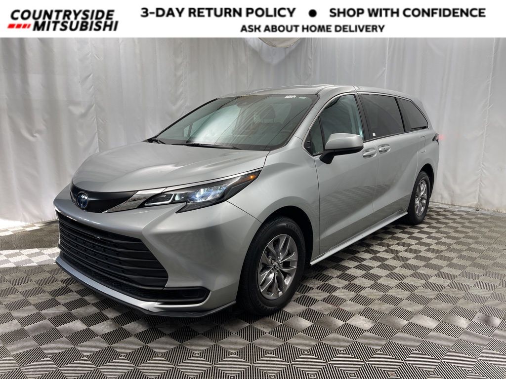 2024 Toyota Sienna LE's photo