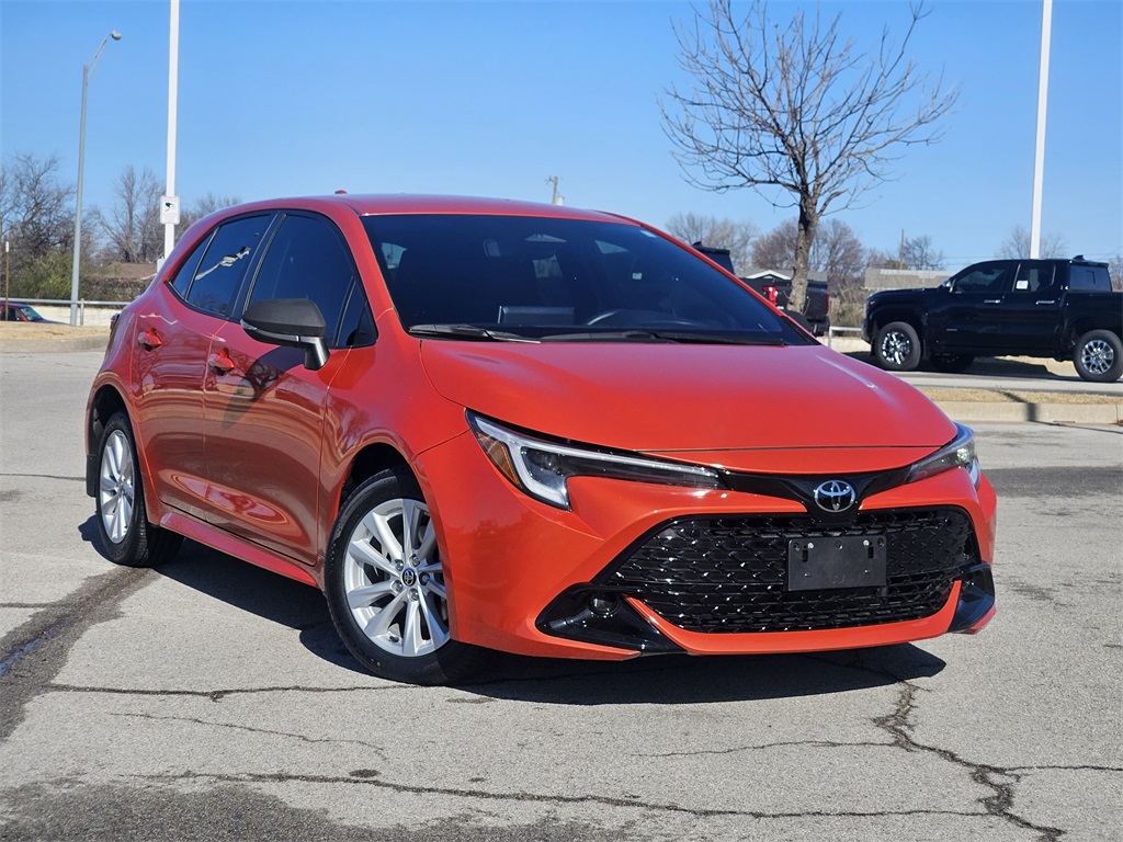 2025 Toyota Corolla Hatchback SE's photo