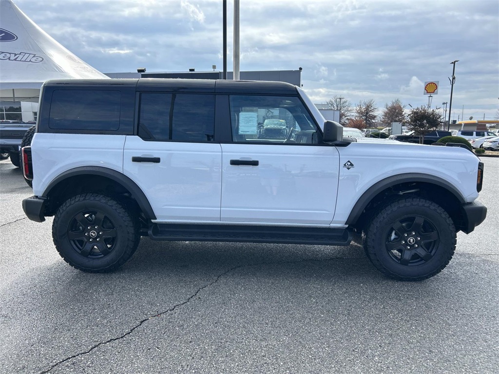 2025 Ford Bronco Outer Banks photo 3