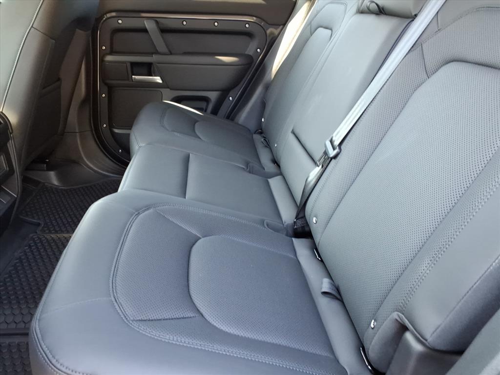 2025 Land Rover Defender 110 S photo 5