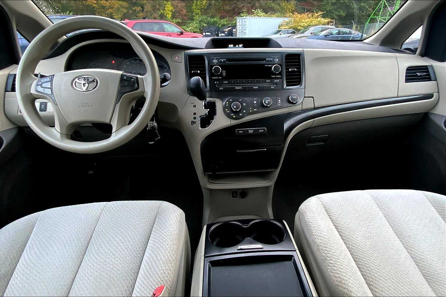 2011 Toyota Sienna LE photo 15