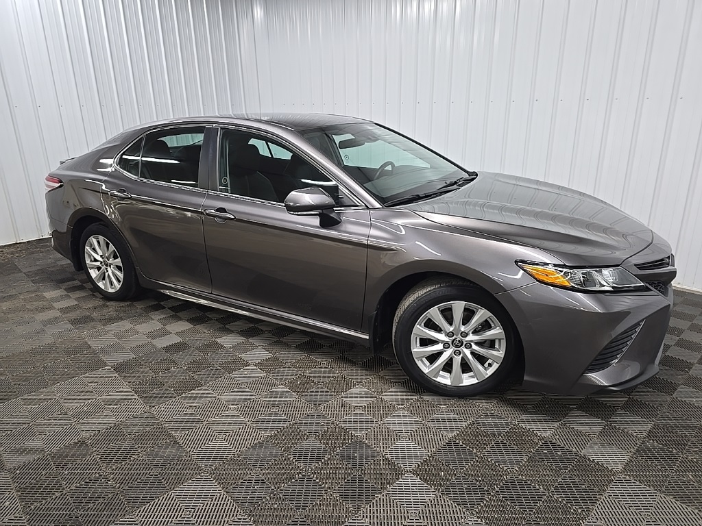 2020 Toyota Camry SE's photo
