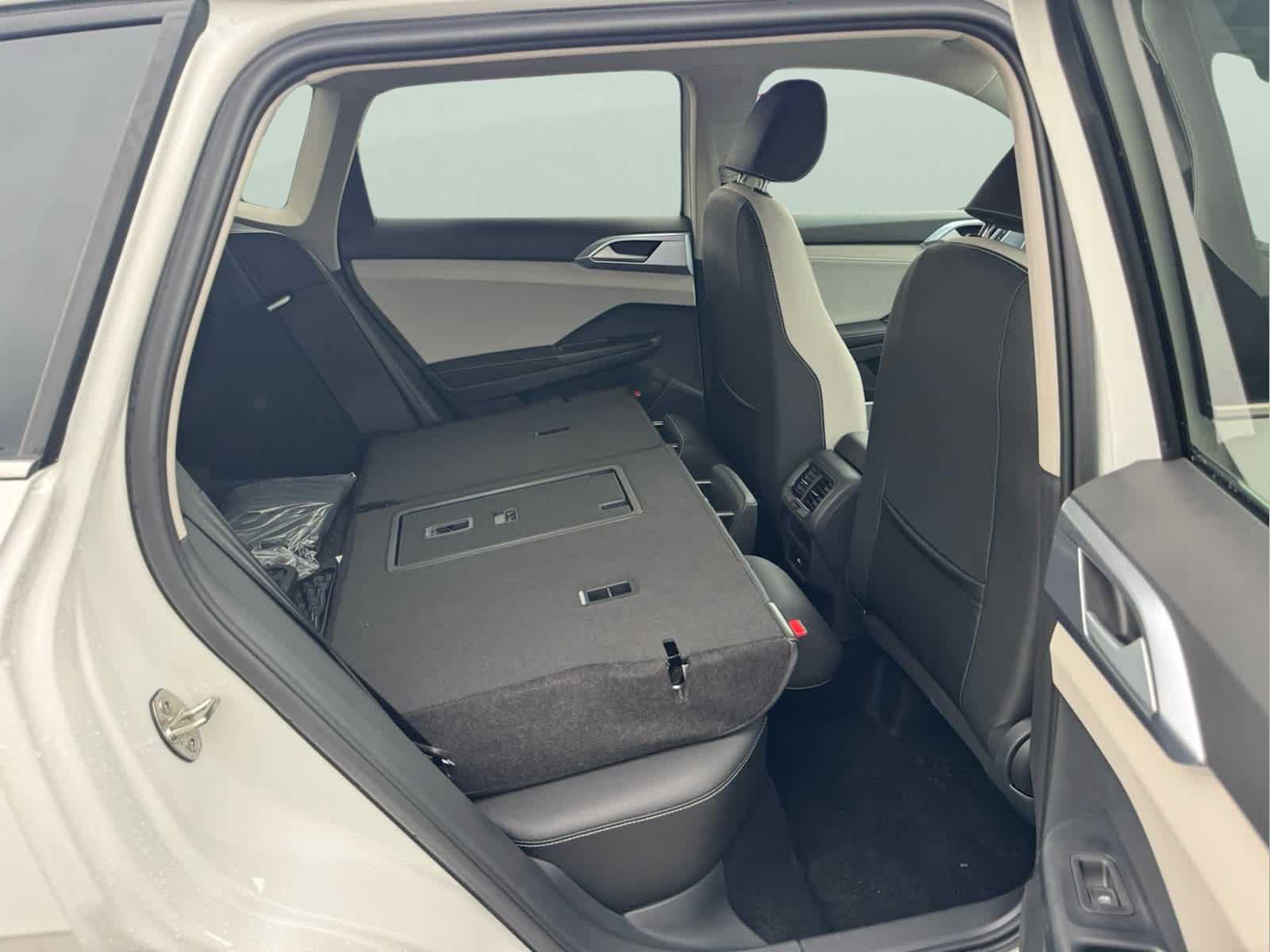 2025 Volkswagen Taos SE photo 33