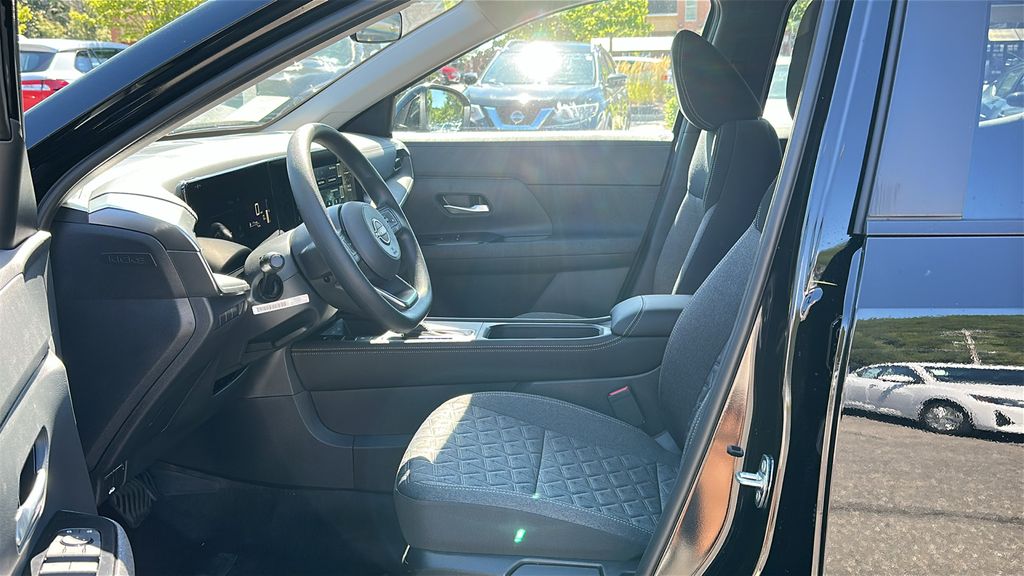 2025 Nissan Kicks SV photo 10