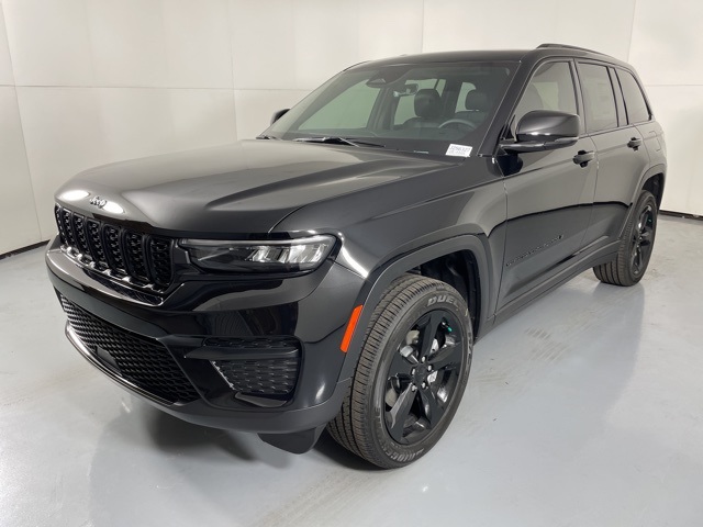 2025 Jeep Grand Cherokee Laredo Altitude photo 3
