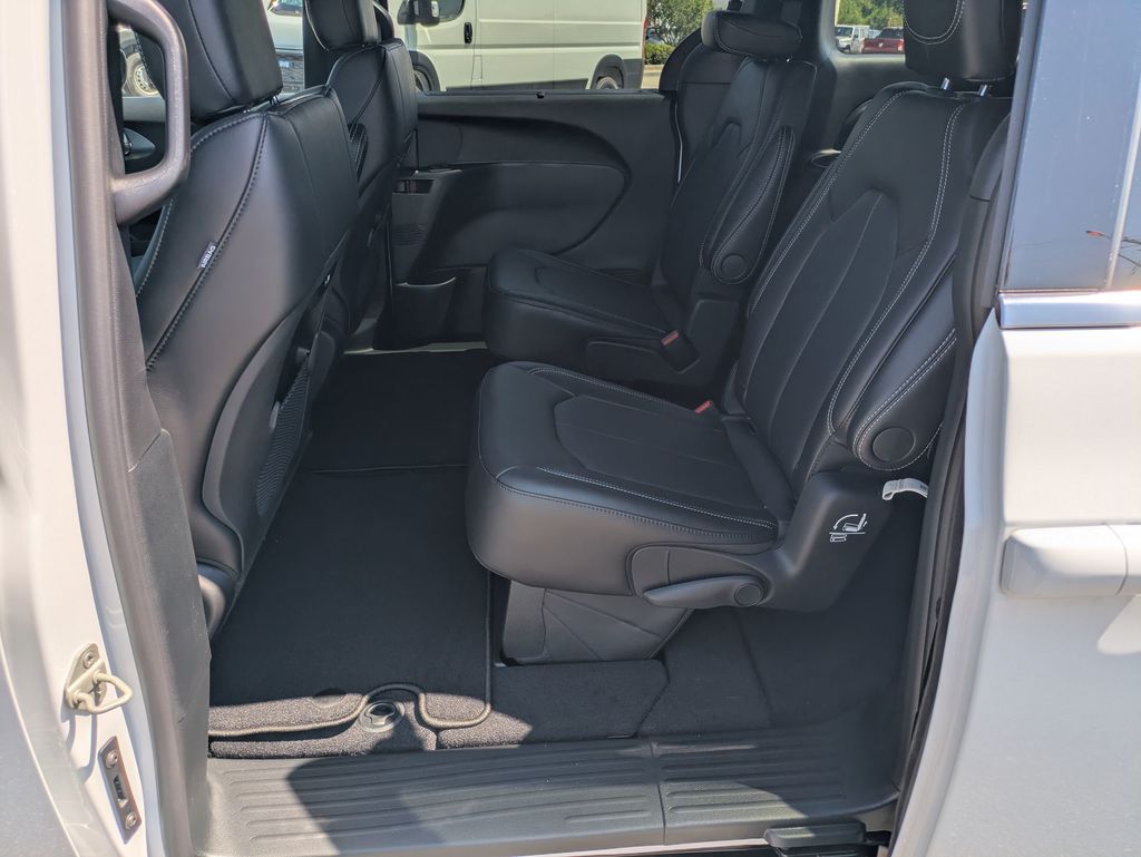 2026 Chrysler Pacifica photo 21