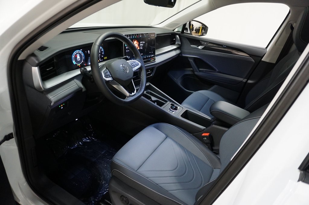 2025 Volkswagen Tiguan SE photo 3