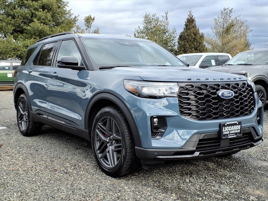 2026 Ford Explorer ST-LINE's photo