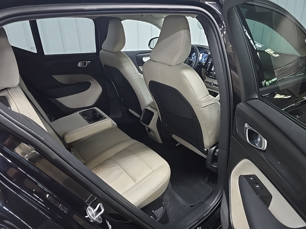 2022 Volvo XC40 Momentum photo 16