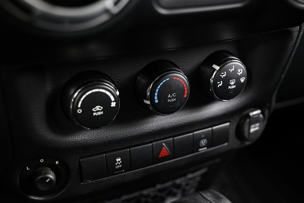 2013 Jeep Wrangler Unlimited Sahara photo 36