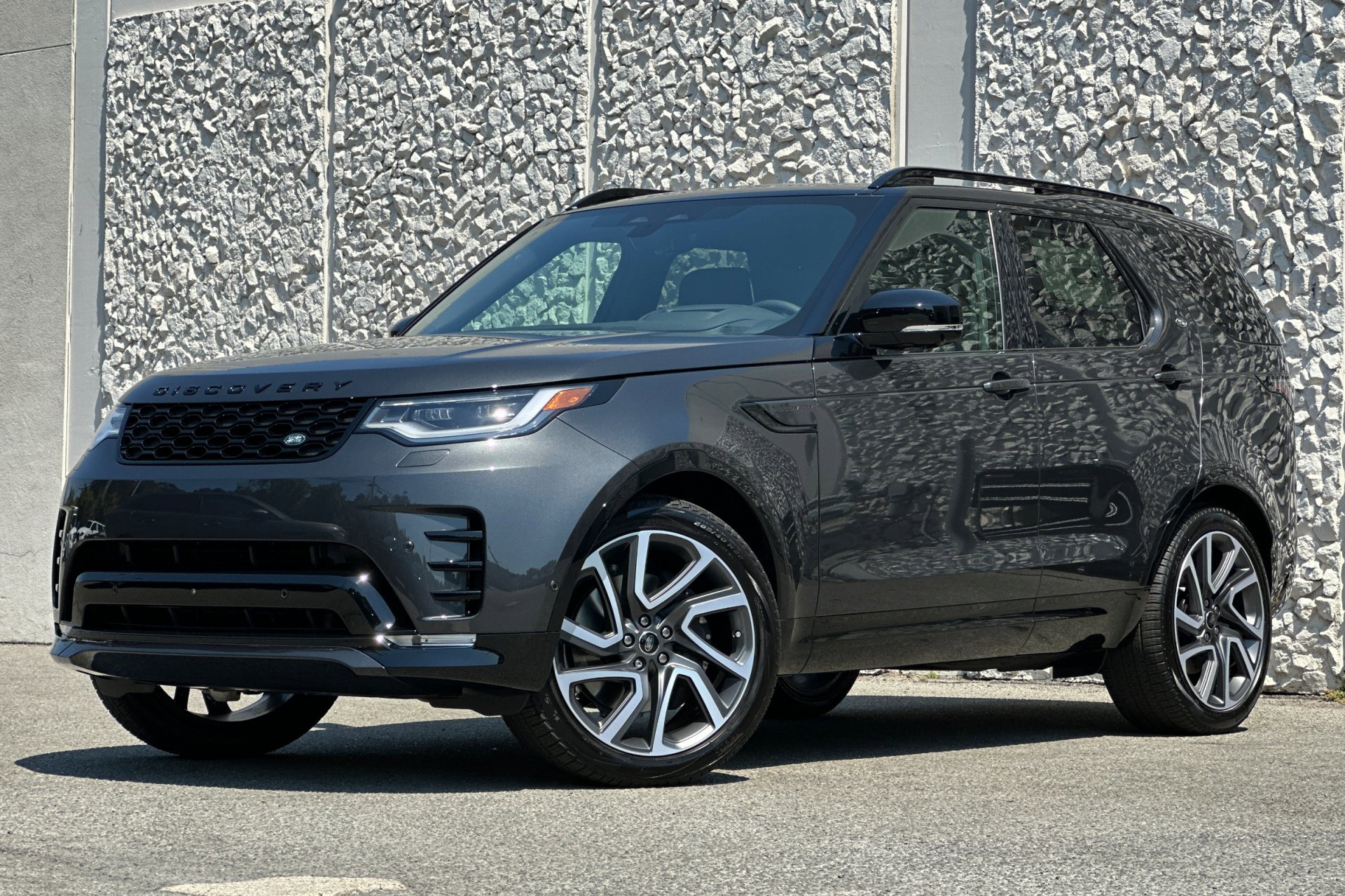 2025 Land Rover Discovery Dynamic SE's photo