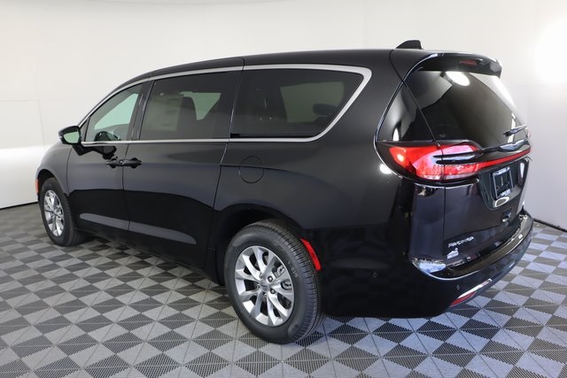 2025 Chrysler Pacifica photo 5